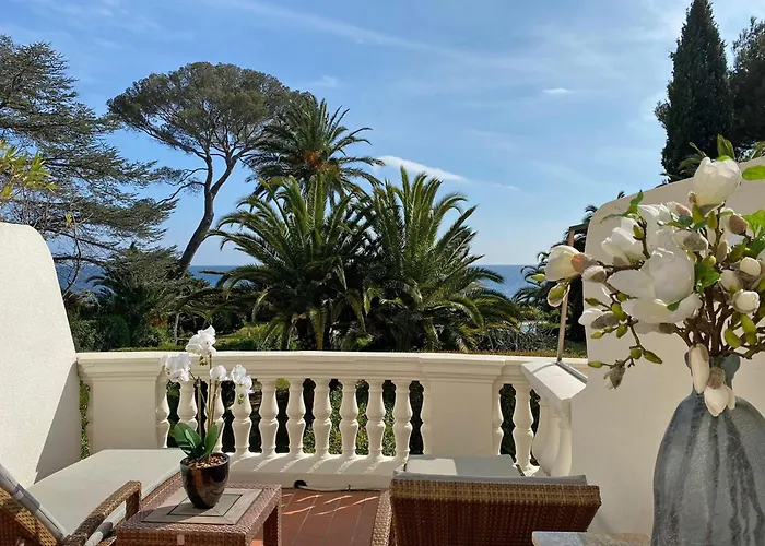 On Cote D'azur With Beachfront Views Apartment Saint-Raphaël