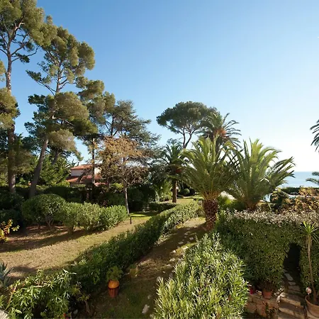 On Cote D'azur With Beachfront Views Апартаменты