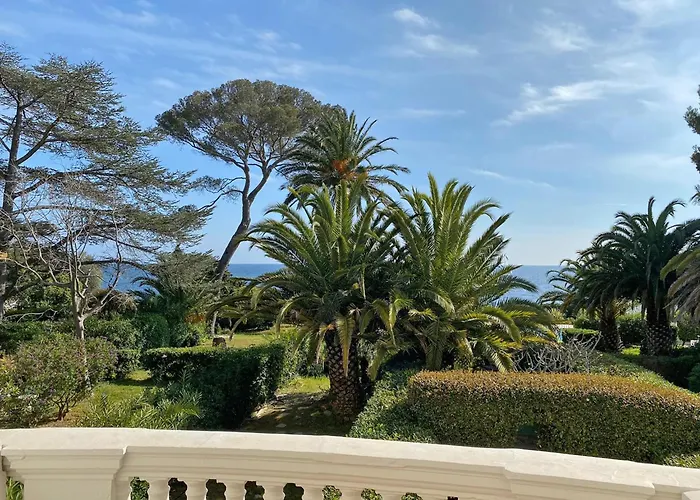 Апартаменты On Cote D'azur With Beachfront Views